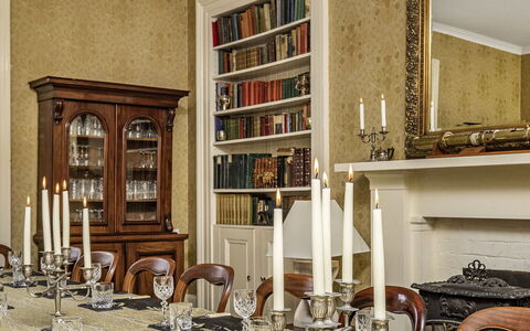Ormidale House: Mueble, Diseño De Interiores, Madera, Mesa, Comedor, Encendiendo, Piso, Estantería, Estante, Cocina Y Comedor Mesa
