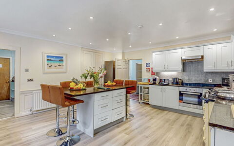 Ormidale House: Mueble, Diseño De Interiores, Piso, Suelo, Madera, Techo, Cocina, Gabinetes, Encendiendo, Mostrador