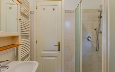 La Finestra sul Lago: Pared, Piso, Madera, Suelo, Arreglo De Tubería, Diseño De Interiores, Puerta, Baño, Habitación, Plomería