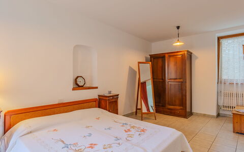 La Finestra sul Lago: Cama, Habitación, Mueble, Diseño De Interiores, Pared, Sábana, Madera, Suelo, Lecho, Techo