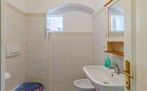 La Finestra sul Lago: Piso, Diseño De Interiores, Suelo, Techo, Arreglo De Tubería, Baño, Habitación, Lavabo Del Baño, Grifo, Plomería