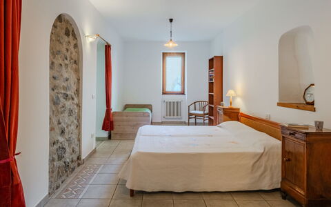 La Finestra sul Lago: Pared, Mueble, Diseño De Interiores, Techo, Piso, Suelo, Habitación, Cama, Habitación, Encendiendo