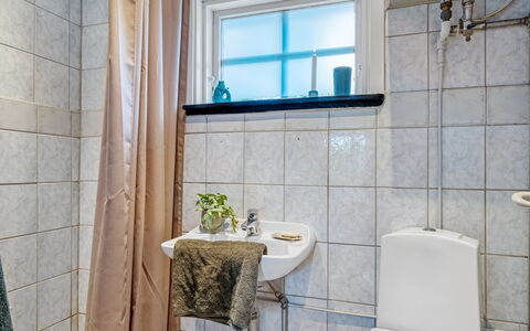 Andrina - 490M from the Sea: Arreglo De Tubería, Baño, Diseño De Interiores, Suelo, Piso, Plomería, Lavabo, Habitación, Baño, Grifo