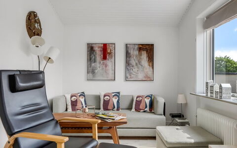 Soleil - 1.5Km from the Sea: Mueble, Diseño De Interiores, Piso, Sofá, Pared, Suelo, Sala, Habitación, Madera, Marco