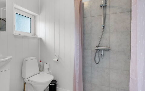Soleil - 1.5Km from the Sea: Piso, Pared, Arreglo De Tubería, Suelo, Asiento Del Baño, Baño, Baño, Diseño De Interiores, Lavabo, Plomería