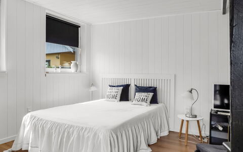 Soleil - 1.5Km from the Sea: Diseño De Interiores, Piso, Suelo, Techo, Habitación, Mueble, Linos, Cama, Lecho, Habitación