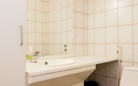 Koli Country Club B 5: Lavabo Del Baño, Arreglo De Tubería, Pared, Baño, Piso, Lavabo, Suelo, Diseño De Interiores, Grifo, Plomería