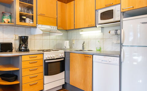 Koli Country Club B 6: Cocina, Aparato De Cocina, Electrodoméstico, Mostrador, Madera, Piso, Diseño De Interiores, Gabinetes, Suelo, Habitación