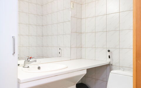 Koli Country Club B 6: Arreglo De Tubería, Lavabo Del Baño, Pared, Piso, Baño, Lavabo, Suelo, Diseño De Interiores, Grifo, Plomería