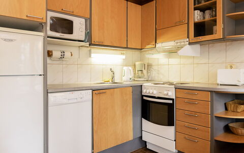 Koli Country Club B 7: Aparato De Cocina, Cocina, Electrodoméstico, Madera, Piso, Mostrador, Diseño De Interiores, Gabinetes, Suelo, Mueble