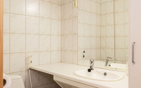 Koli Country Club B 7: Lavabo Del Baño, Arreglo De Tubería, Pared, Piso, Lavabo, Suelo, Baño, Diseño De Interiores, Grifo, Plomería