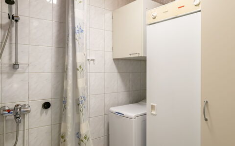 Koli Country Club D 11: Pared, Piso, Arreglo De Tubería, Suelo, Madera, Diseño De Interiores, Habitación, Lavabo, Plomería, Baño
