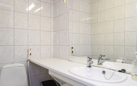 Koli Country Club D 11: Lavabo Del Baño, Baño, Arreglo De Tubería, Lavabo, Pared, Piso, Suelo, Grifo, Diseño De Interiores, Plomería