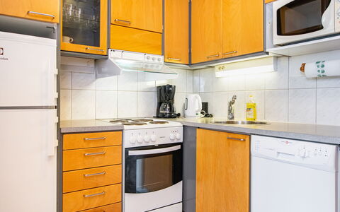 Koli Country Club D 12: Aparato De Cocina, Cocina, Electrodoméstico, Mostrador, Gabinetes, Piso, Diseño De Interiores, Lavabo, Habitación, Suelo