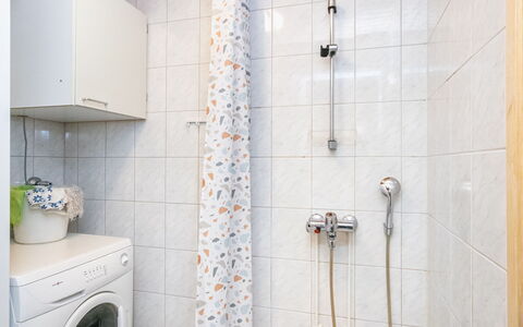 Koli Country Club D 12: Piso, Arreglo De Tubería, Diseño De Interiores, Suelo, Baño, Grifo, Plomería, Habitación, Lavabo, Ducha