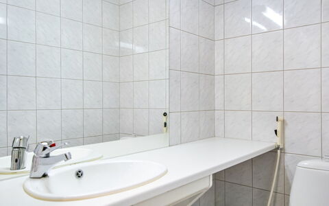Koli Country Club D 12: Pared, Arreglo De Tubería, Piso, Baño, Diseño De Interiores, Suelo, Lavabo Del Baño, Lavabo, Grifo, Plomería