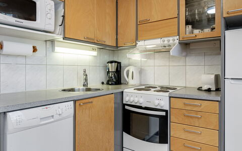 Koli Country Club D 13: Aparato De Cocina, Cocina, Mostrador, Electrodoméstico, Gabinetes, Lavabo, Mueble, Diseño De Interiores, Fregadero, Piso