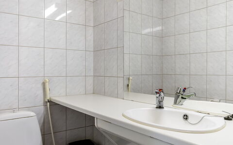 Koli Country Club D 13: Baño, Arreglo De Tubería, Pared, Lavabo Del Baño, Piso, Lavabo, Suelo, Diseño De Interiores, Grifo, Plomería