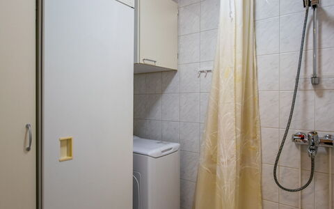 Koli Country Club D 14: Pared, Piso, Suelo, Arreglo De Tubería, Diseño De Interiores, Habitación, Plomería, Grifo, Lavabo, Baño
