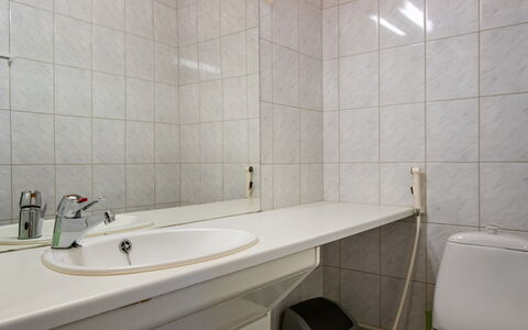 Koli Country Club D 14: Lavabo Del Baño, Arreglo De Tubería, Pared, Baño, Piso, Lavabo, Suelo, Diseño De Interiores, Grifo, Plomería