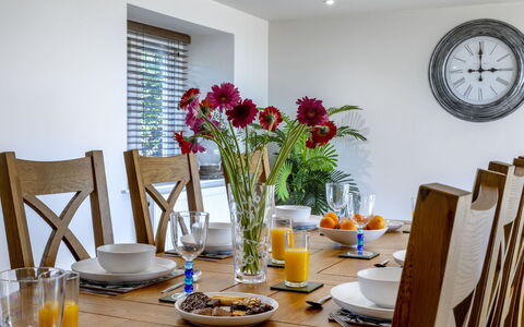 The Cottages Collection at Rusty Lane Farm: Mueble, Vajilla, Diseño De Interiores, Mesa, Comedor, Madera, Silla, Cocina Y Comedor Mesa, Textil, Vajilla