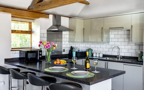 The Cottages Collection at Rusty Lane Farm: Mueble, Cocina, Diseño De Interiores, Mostrador, Piso, Aparato De Cocina, Gabinetes, Lámpara, Electrodoméstico, Madera