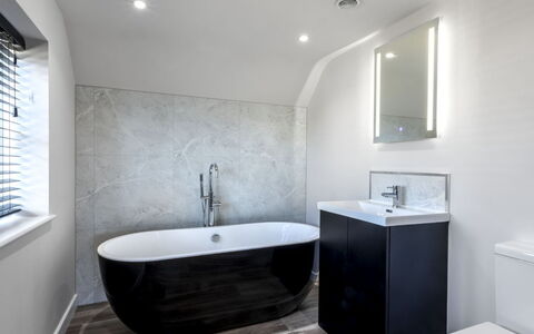 The Cottages Collection at Rusty Lane Farm: Pared, Arreglo De Tubería, Bañera, Piso, Diseño De Interiores, Baño, Suelo, Casa, Encendiendo, Grifo