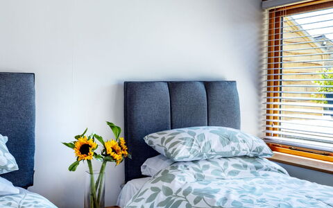 The Cottages Collection at Rusty Lane Farm: Mueble, Cama, Habitación, Lecho, Diseño De Interiores, Sábana, Linos, Madera, Suelo, Textil