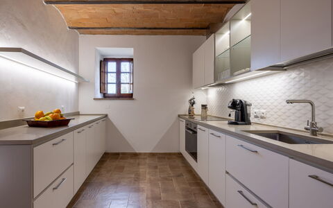 Casa Amelia, Pool, Casole Elsa, Monti: Cocina, Mostrador, Piso, Diseño De Interiores, Aparato De Cocina, Madera, Fregadero, Gabinetes, Techo, Casa
