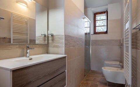 Casa Amelia, Pool, Casole Elsa, Monti: Piso, Arreglo De Tubería, Baño, Suelo, Diseño De Interiores, Lavabo, Lavabo Del Baño, Grifo, Mueble De Baño, Plomería