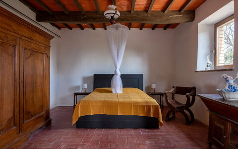 Casa Amelia, Pool, Casole Elsa, Monti: Mueble, Diseño De Interiores, Piso, Cama, Habitación, Pared, Suelo, Madera, Techo, Habitación