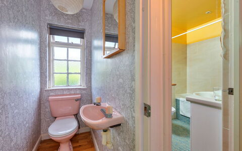 The Breakers: Pared, Baño, Arreglo De Tubería, Piso, Suelo, Diseño De Interiores, Plomería, Baño, Loseta, Habitación