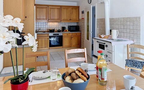 Albert: Mueble, Cocina, Piso, Diseño De Interiores, Mostrador, Aparato De Cocina, Gabinetes, Madera, Electrodoméstico, Suelo