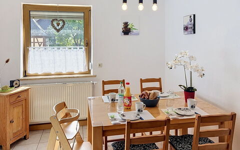 Albert: Mueble, Diseño De Interiores, Piso, Madera, Mesa, Comedor, Silla, Cocina Y Comedor Mesa, Suelo, Habitación