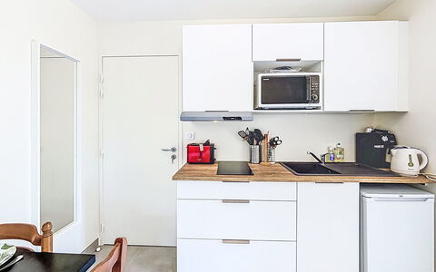 Beg en Aud: Mueble, Cocina, Mostrador, Gabinetes, Diseño De Interiores, Piso, Aparato De Cocina, Madera, Suelo, Electrodoméstico