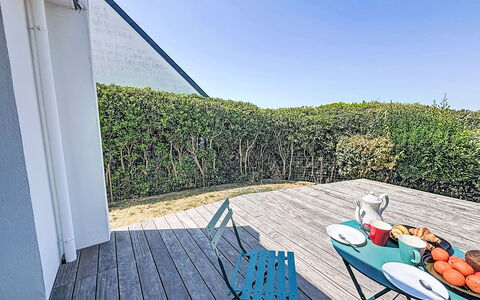 Beg en Aud: Azul, Luz De Sol, Mueble Para Exteriores, Sombra, Paisajismo, Cerca, Cobertura, Balcón, Eco Hotel, Pasarela