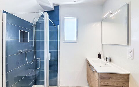 Beg en Aud: Piso, Suelo, Arreglo De Tubería, Baño, Diseño De Interiores, Mueble De Baño, Plomería, Grifo, Espejo, Lavabo