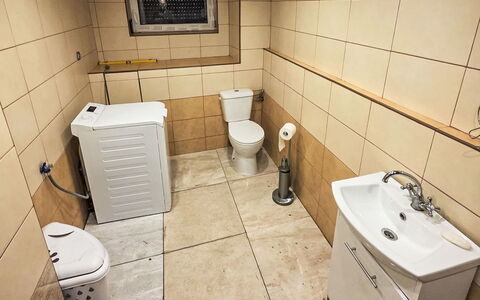 Oaza Spokoju: Asiento Del Baño, Piso, Arreglo De Tubería, Suelo, Baño, Baño, Plomería, Lavabo, Diseño De Interiores, Loseta