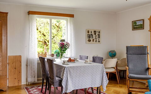 Lantdrömmen: Mueble, Diseño De Interiores, Piso, Suelo, Silla, Mesa, Comedor, Madera, Habitación, Cocina Y Comedor Mesa