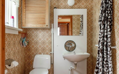 Lantdrömmen: Asiento Del Baño, Baño, Baño, Arreglo De Tubería, Lavabo Del Baño, Diseño De Interiores, Lavabo, Piso, Suelo, Plomería