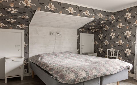 Lantdrömmen: Habitación, Cama, Mueble, Sábana, Lecho, Diseño De Interiores, Piso, Madera, Suelo, Linos