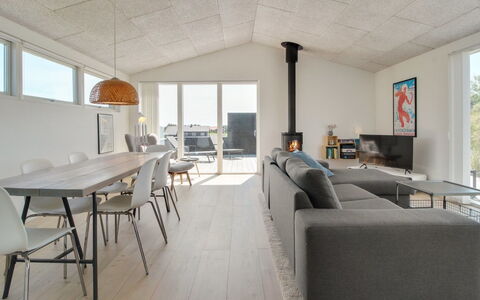 Fromer - 800M from the Sea: Piso, Madera, Techo, Suelo, Mueble, Diseño De Interiores, Suelos De Madera, Cocina Y Comedor Mesa, Casa, Sala