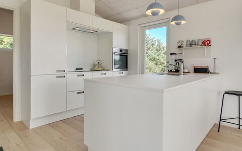 Fromer - 800M from the Sea: Cocina, Mostrador, Diseño De Interiores, Piso, Aparato De Cocina, Suelo, Mueble, Gabinetes, Techo, Madera