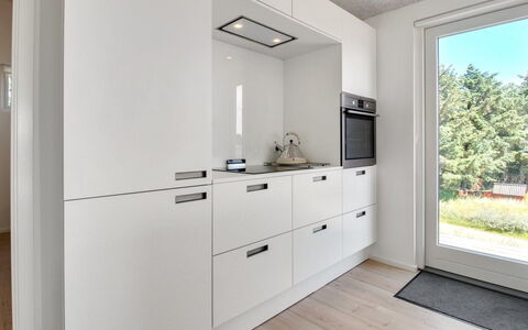 Fromer - 800M from the Sea: Cocina, Mostrador, Piso, Gabinetes, Diseño De Interiores, Aparato De Cocina, Madera, Suelo, Techo, Electrodoméstico