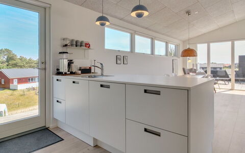 Fromer - 800M from the Sea: Madera, Cocina, Piso, Mostrador, Suelo, Diseño De Interiores, Techo, Casa, Gabinetes, Lámpara