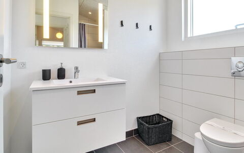 Fromer - 800M from the Sea: Piso, Suelo, Arreglo De Tubería, Diseño De Interiores, Mueble De Baño, Lavabo Del Baño, Baño, Lavabo, Grifo, Plomería