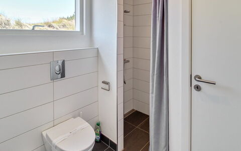 Fromer - 800M from the Sea: Pared, Piso, Arreglo De Tubería, Baño, Suelo, Baño, Diseño De Interiores, Asiento Del Baño, Plomería, Grifo