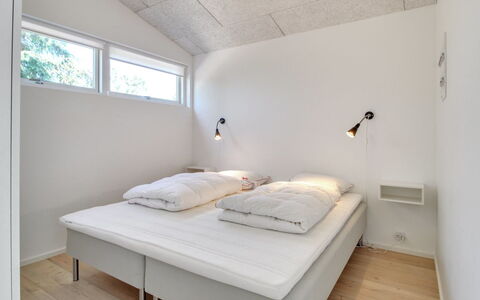 Fromer - 800M from the Sea: Diseño De Interiores, Techo, Piso, Suelo, Habitación, Encendiendo, Lámpara, Habitación, Cama, Mueble