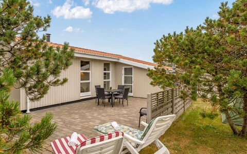 Jale - 300M from the Sea: Casa, Puerta, Cabaña, Inmuebles, Yarda, Sombra, Vía Muerta, Porche, Diseño, Manchas De Madera