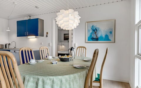 Jale - 300M from the Sea: Mueble, Diseño De Interiores, Lámpara, Techo, Piso, Madera, Comedor, Candelabro, Silla, Suelo